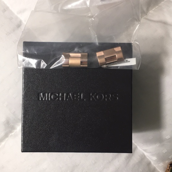 Micheal Kors Women’s Gold Watch + Boxing - Picture 6 of 6